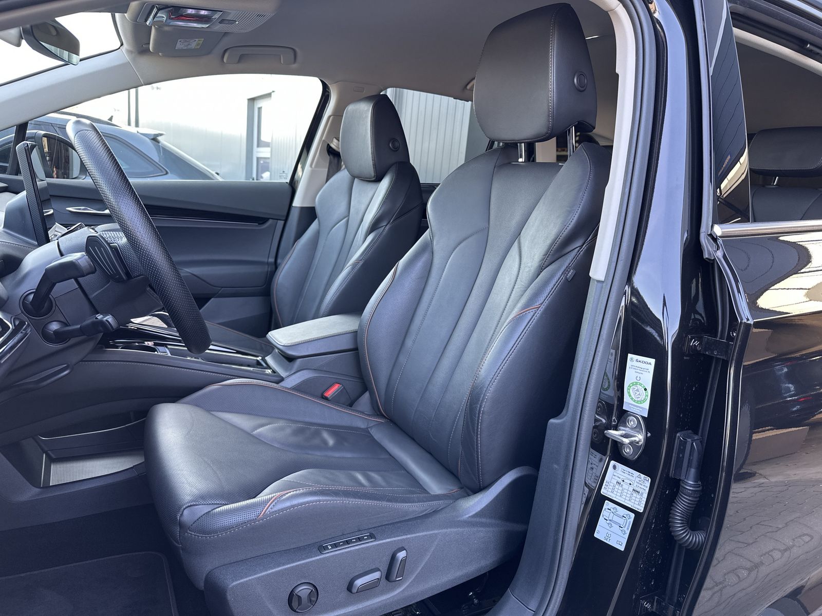 Fahrzeugabbildung SKODA Enyaq 80 Suite Drive Sport NAV+LED+20ZO+KAM+ACC