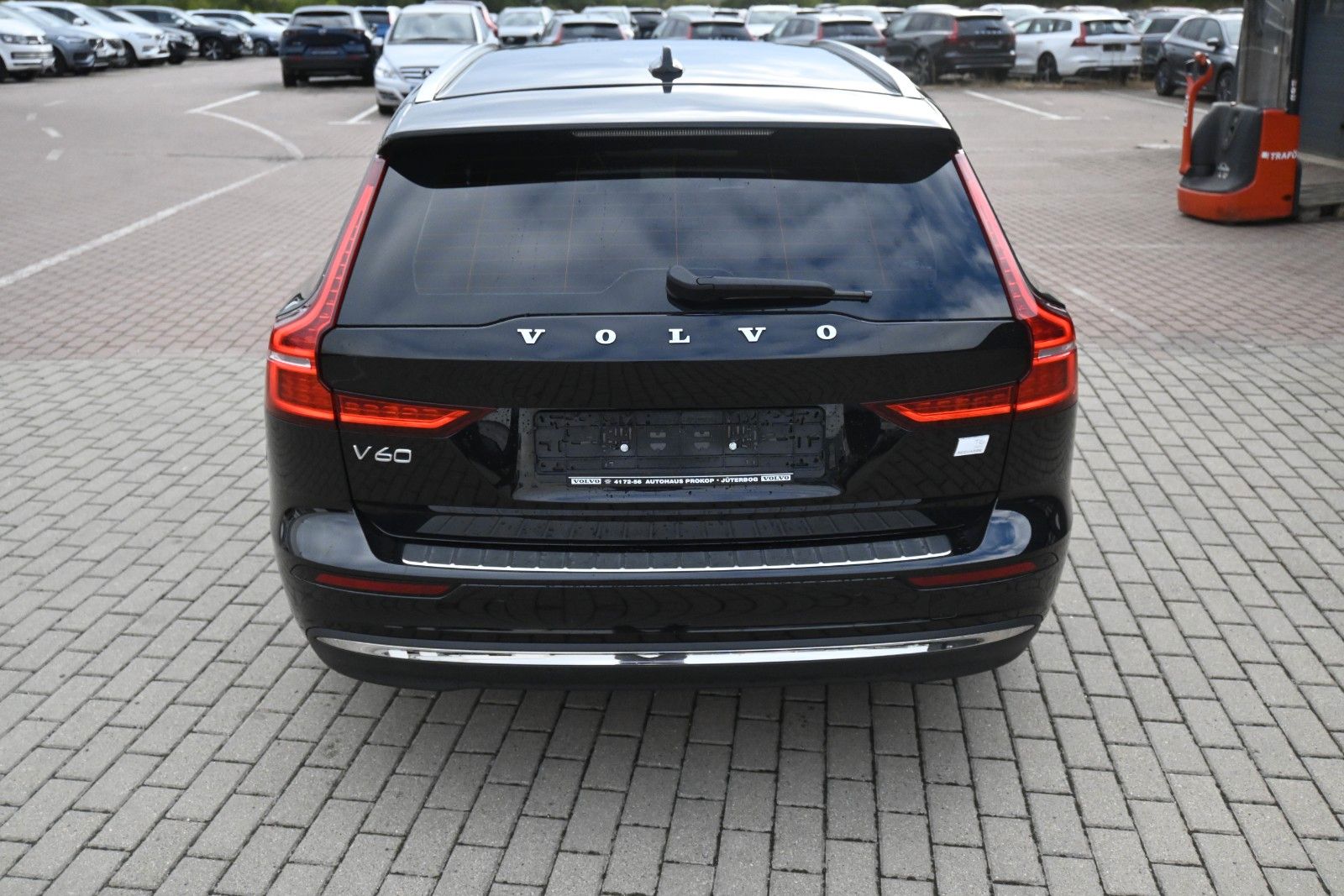 Fahrzeugabbildung Volvo V60 T6 Essential AWD*STHZG*PDC*AHK*Leder*LHZG*