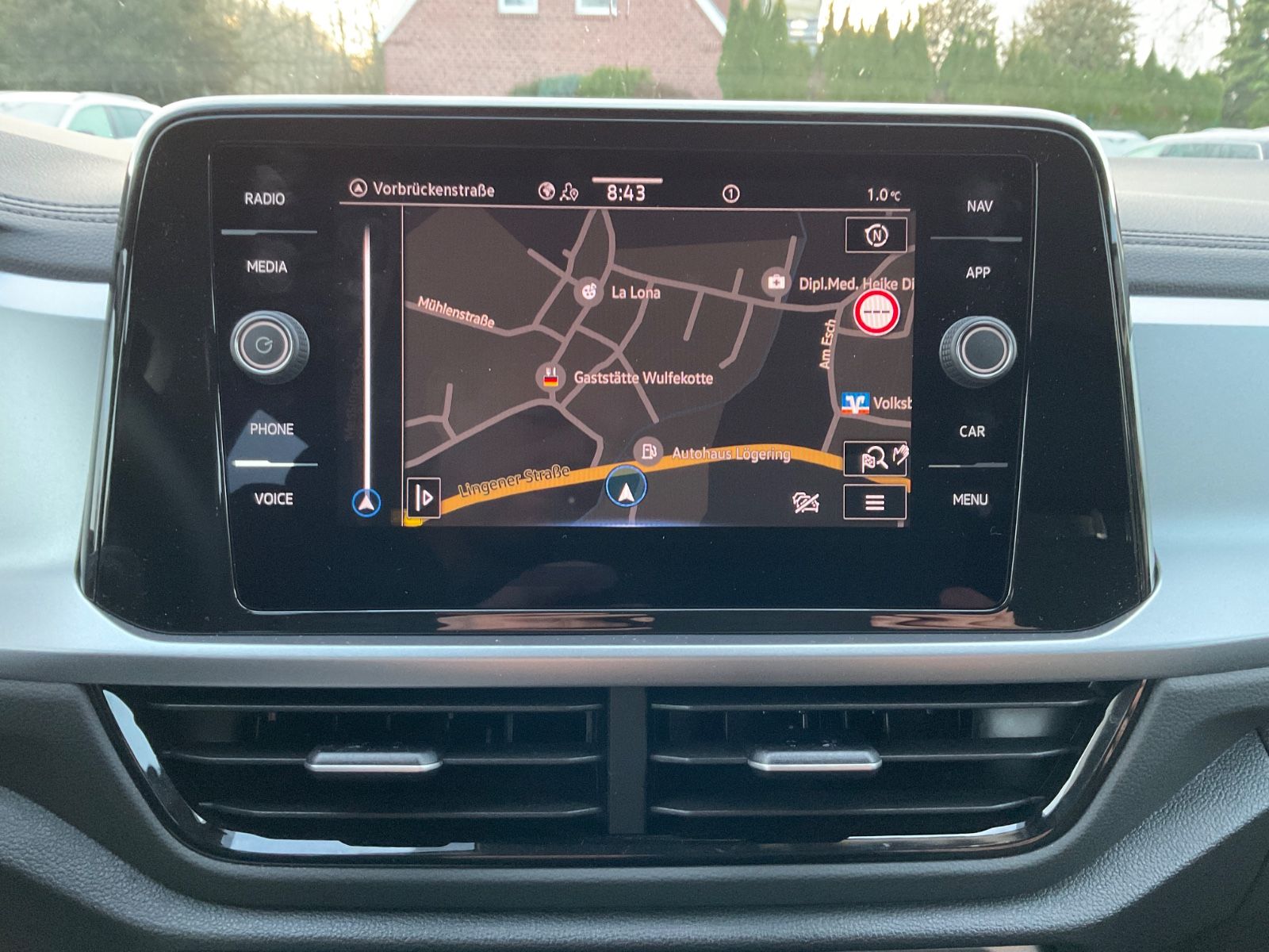 Fahrzeugabbildung Volkswagen T-Roc 1.5 TSI DSG Life,LED,AHK,Navi