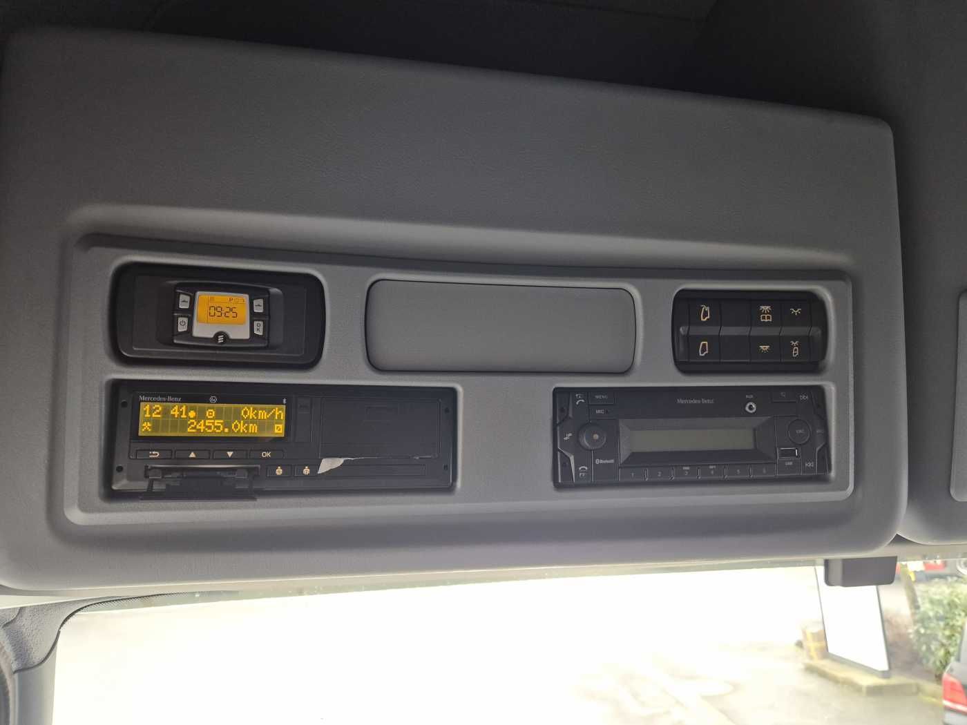 Fahrzeugabbildung Mercedes-Benz Atego 1527 L L-Haus LBW Palfinger 1.500kg 2 Bett