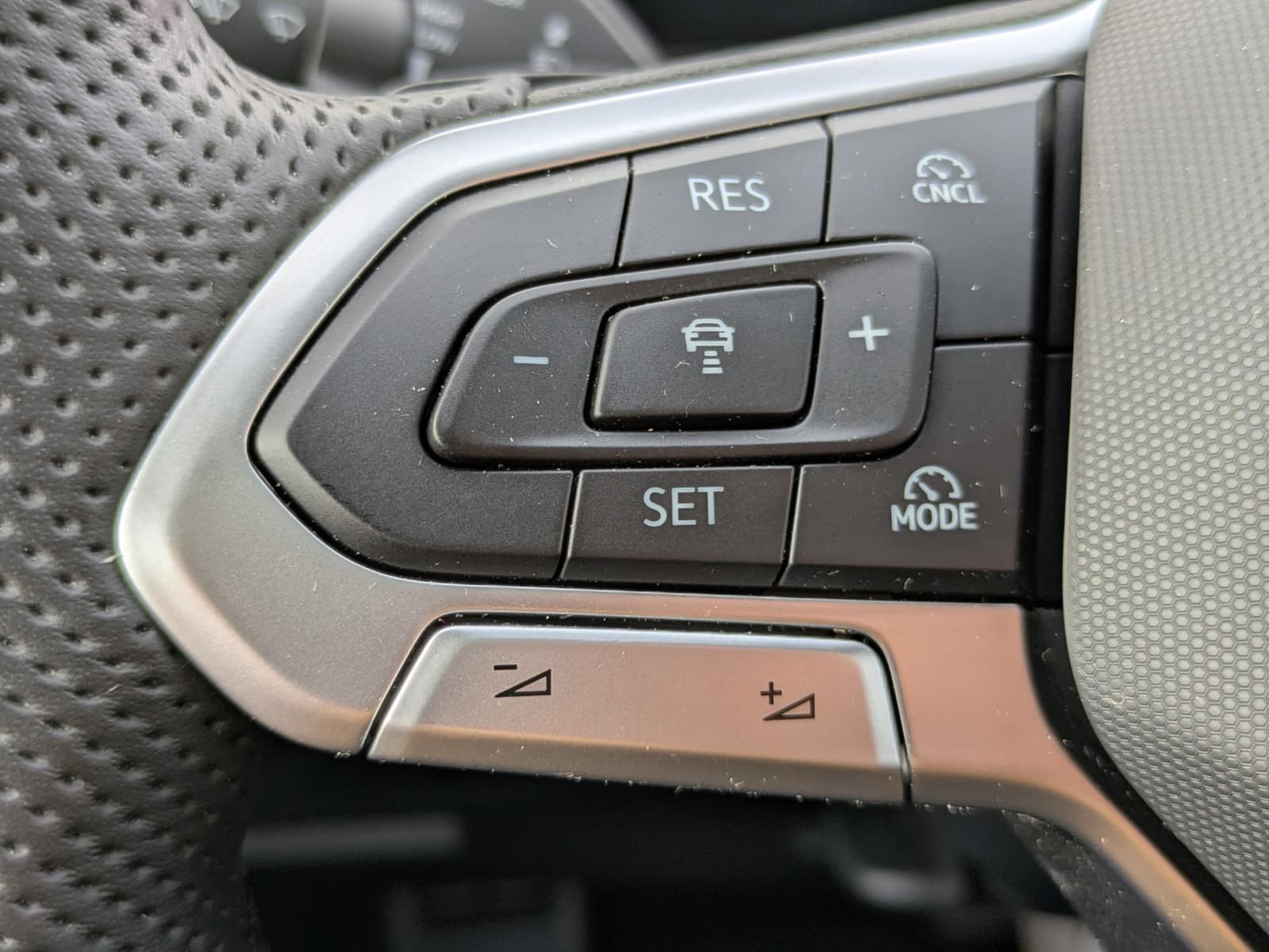 Fahrzeugabbildung Volkswagen Tiguan 2.0 TDI 4M R-Line PANO*H&K*AHK*MATRIX*20"