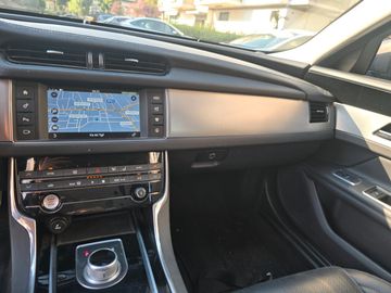 Jaguar XF - 12
