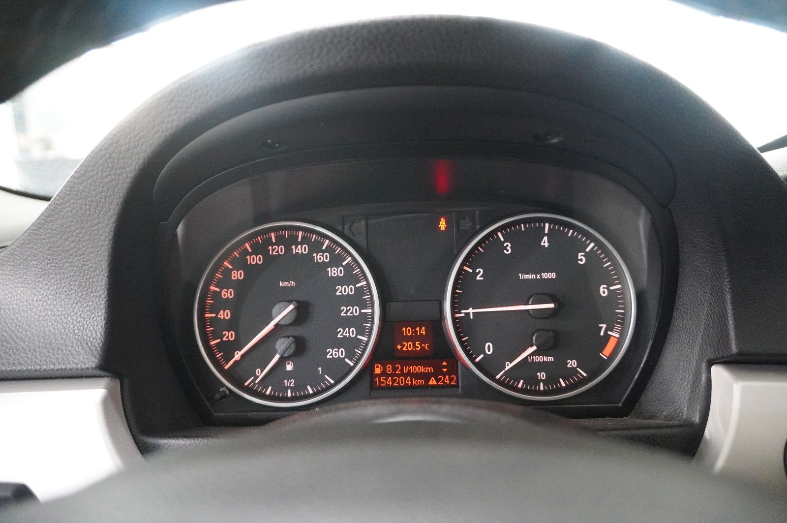 Fahrzeugabbildung BMW 320i TOURING NAVI/BI-XENON/SHZ/PDC/PANO./SH/TEMP