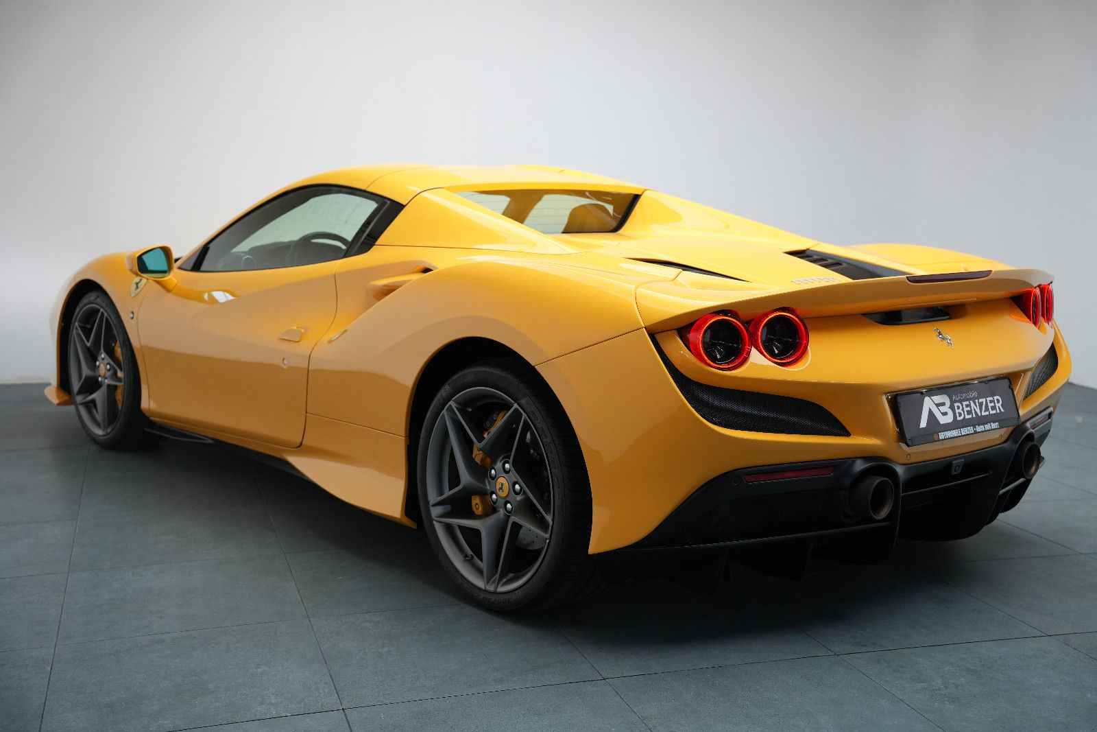 Fahrzeugabbildung Ferrari F8 Spider Giallo Modena *Lift*Carbon*Kamera*