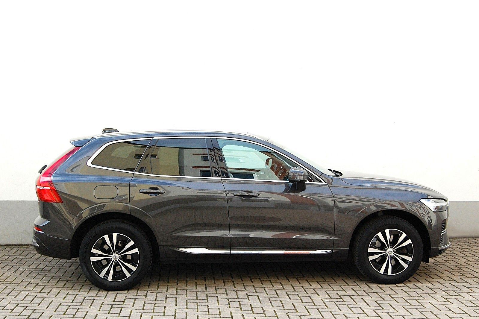 Volvo XC60 T6 Recharge AWD Core Leder Panoramadach imagem 3