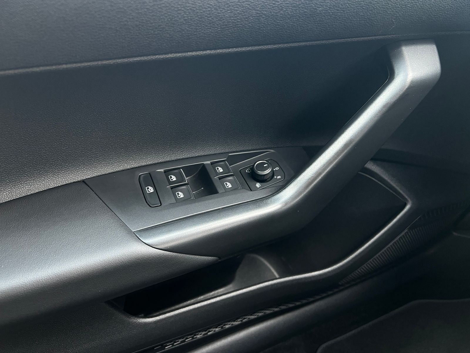 Fahrzeugabbildung Volkswagen Taigo Goal 1,0 l TSI *AHK,LED,ACC,R2D,Kamera,16'