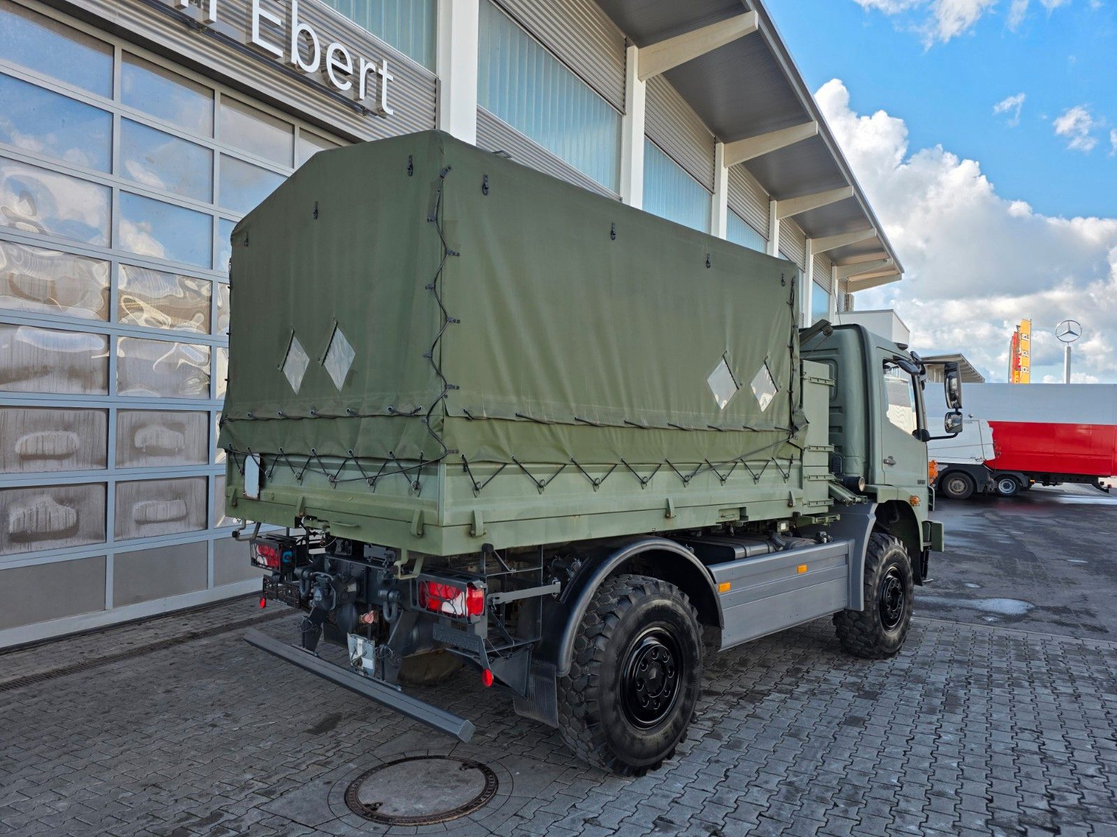 Fahrzeugabbildung Mercedes-Benz Atego 1018 A 4x4 Pritsche Plane
