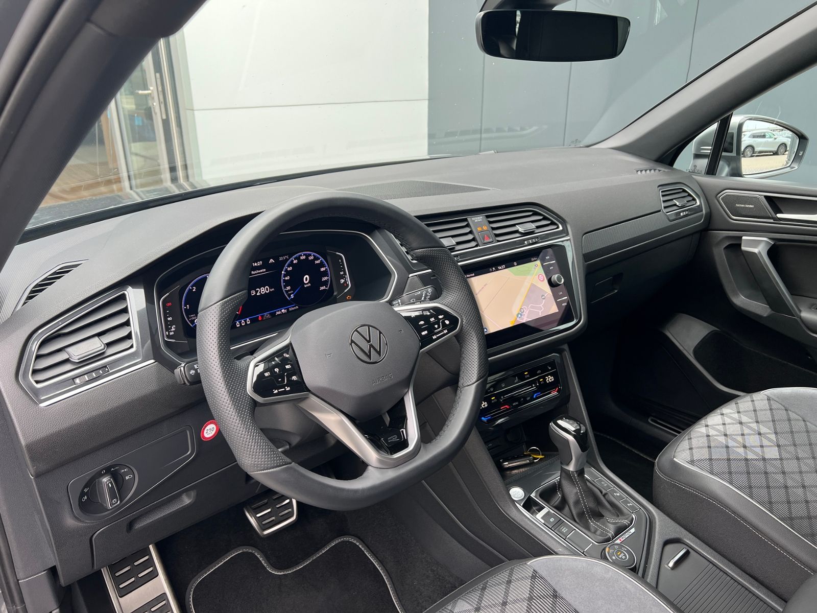 Fahrzeugabbildung Volkswagen Tiguan Allspace R-Line 2.0 TDI DSG 4Motion *AHK,