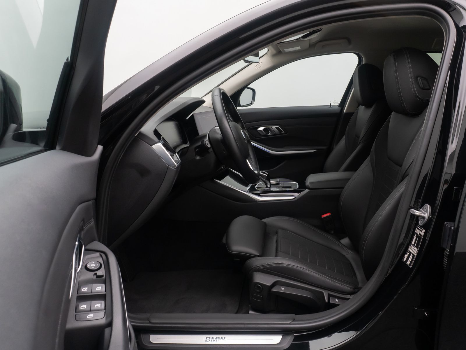 Fahrzeugabbildung BMW 320d Sport Line DAB Alarm PDC GeschwindigReg 17"