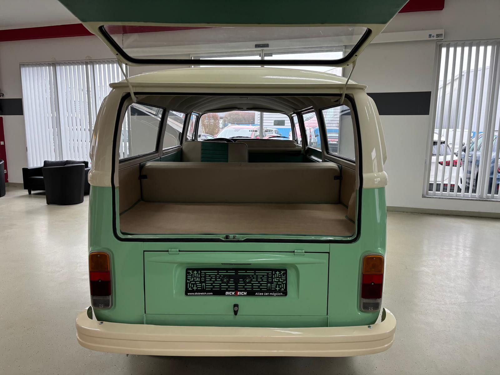 Fahrzeugabbildung Volkswagen T2 Fensterbus 9 Sitzer H-Zulassung frame off