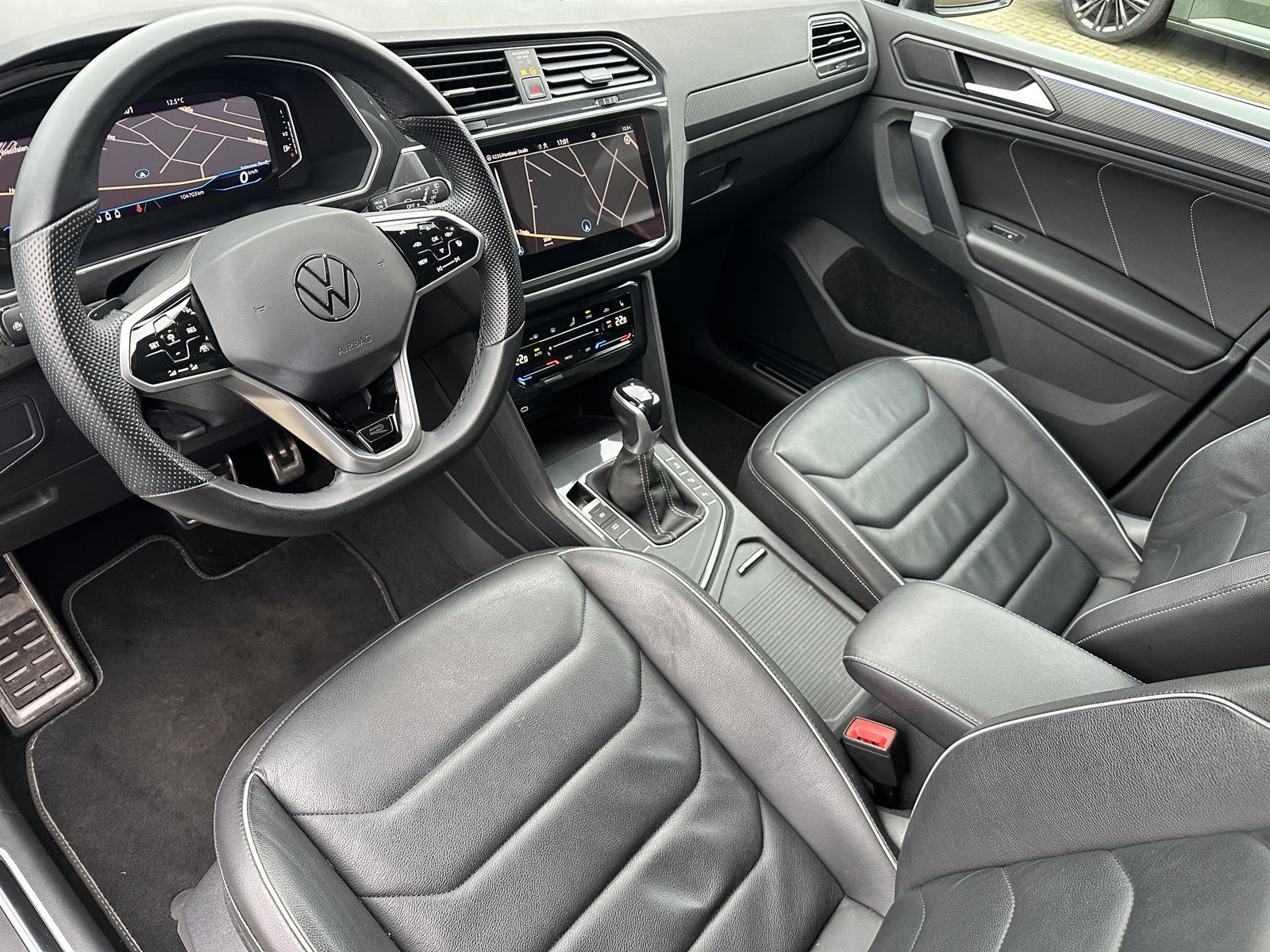 Fahrzeugabbildung Volkswagen Tiguan 2.0 TDI DSG R-Line Black NAV+IQ-LIGHT+ACC
