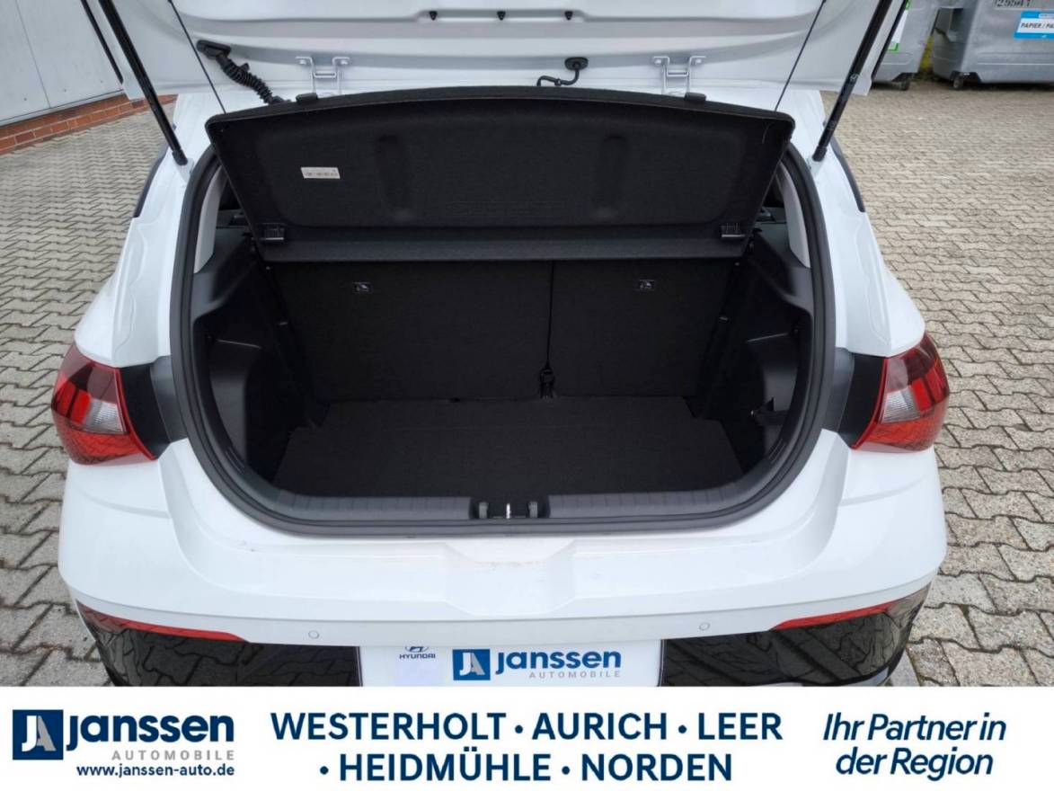 Fahrzeugabbildung Hyundai i20 Select Funktionspaket PDC Navi Rückfahrkamer
