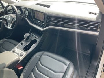 Volkswagen Touareg - 11