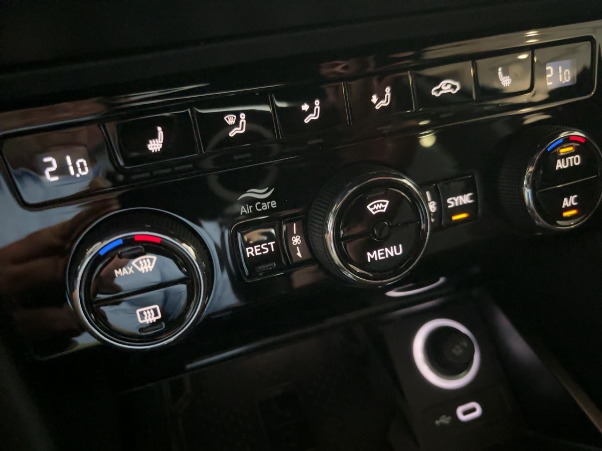 Skoda Superb Combi 1.5TSI DSG Sportline NAVI MATRIX-LE foto 16
