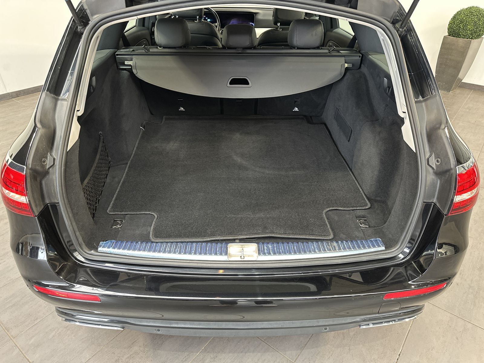 Fahrzeugabbildung Mercedes-Benz E 220d T Avantgarde NAV+LED+HUD+WIDE+KAMERA+18ZO