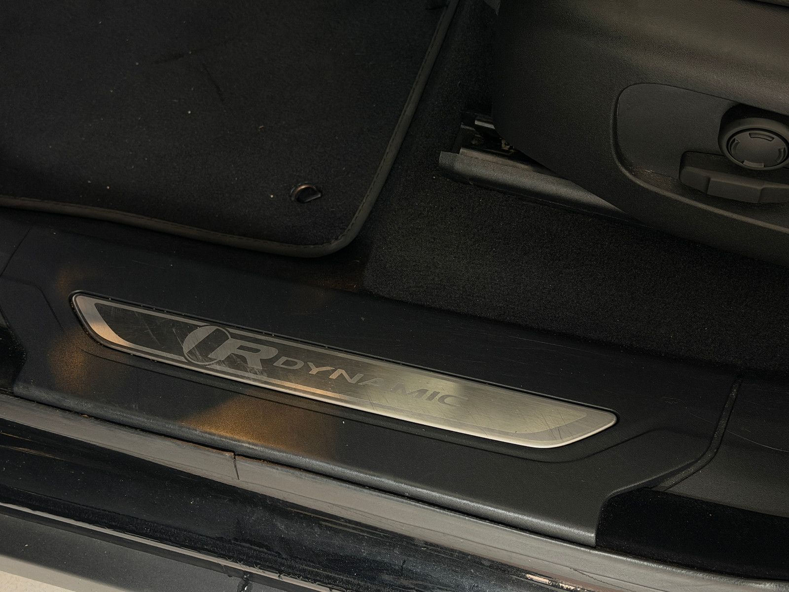 Fahrzeugabbildung Land Rover Range Rover Velar/R-DYNAMIC/PANO/HEAD-UP/ACC