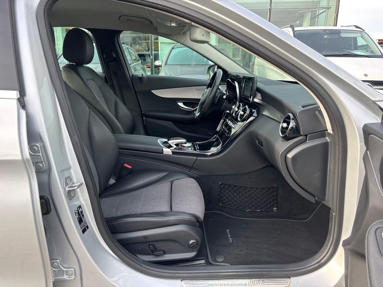 Fahrzeugabbildung Mercedes-Benz C 180 AVANTGARDE*LED*SD-KARTEN-NAVI*AMBIENTEBEL*