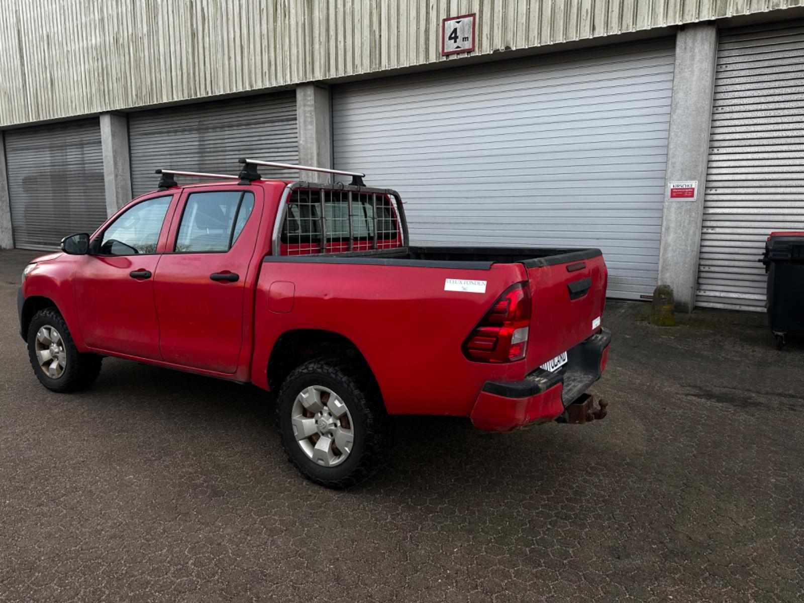 Toyota Hilux 2.4D-4D Double Cab Duty 4x4 rot foliert!