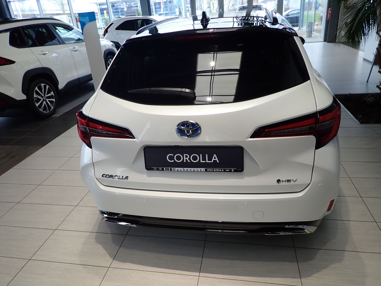 Fahrzeugabbildung Toyota Corolla Touring Sport Hybrid Black and White