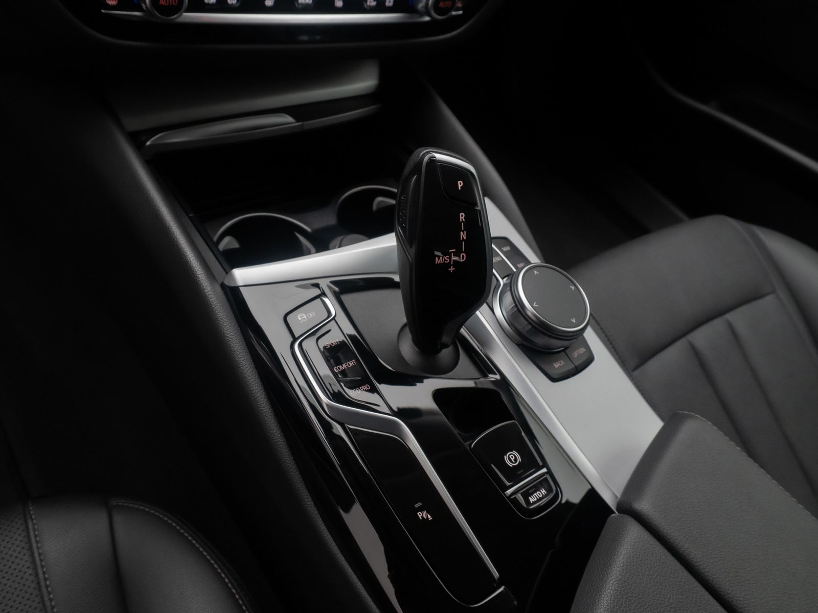 Fahrzeugabbildung BMW 530d Alarm FernlichtAss DAB Kamera 4xKlima WLAN