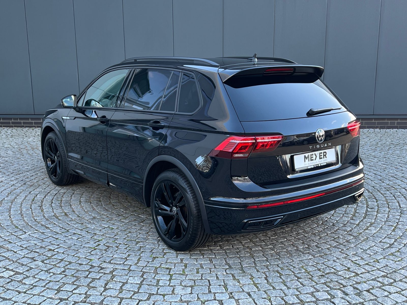 Fahrzeugabbildung Volkswagen Tiguan R-Line 1.5 TSI DSG *AHK, IQ-Light, Black