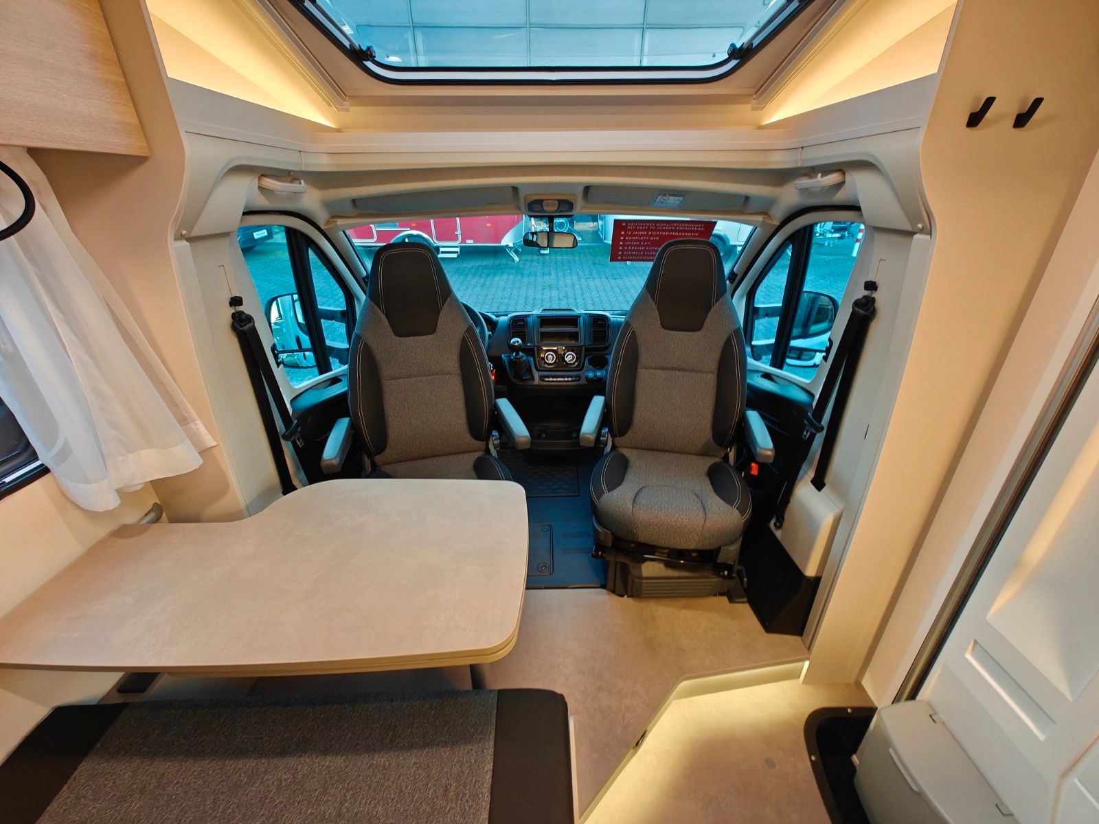 Fahrzeugabbildung LMC Tracer V 670 - Tracer Van Paket, 140PS, MJ2026 -