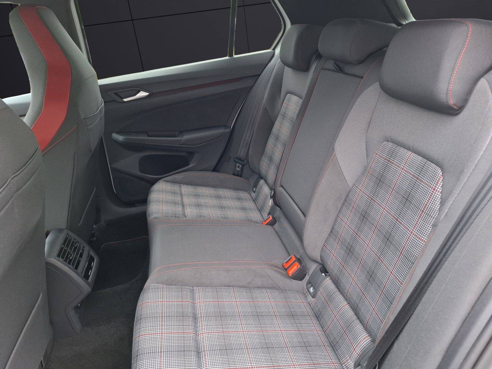 Fahrzeugabbildung Volkswagen Golf VIII GTI 1,99% Matrix AHK Navi AID RFK 19"