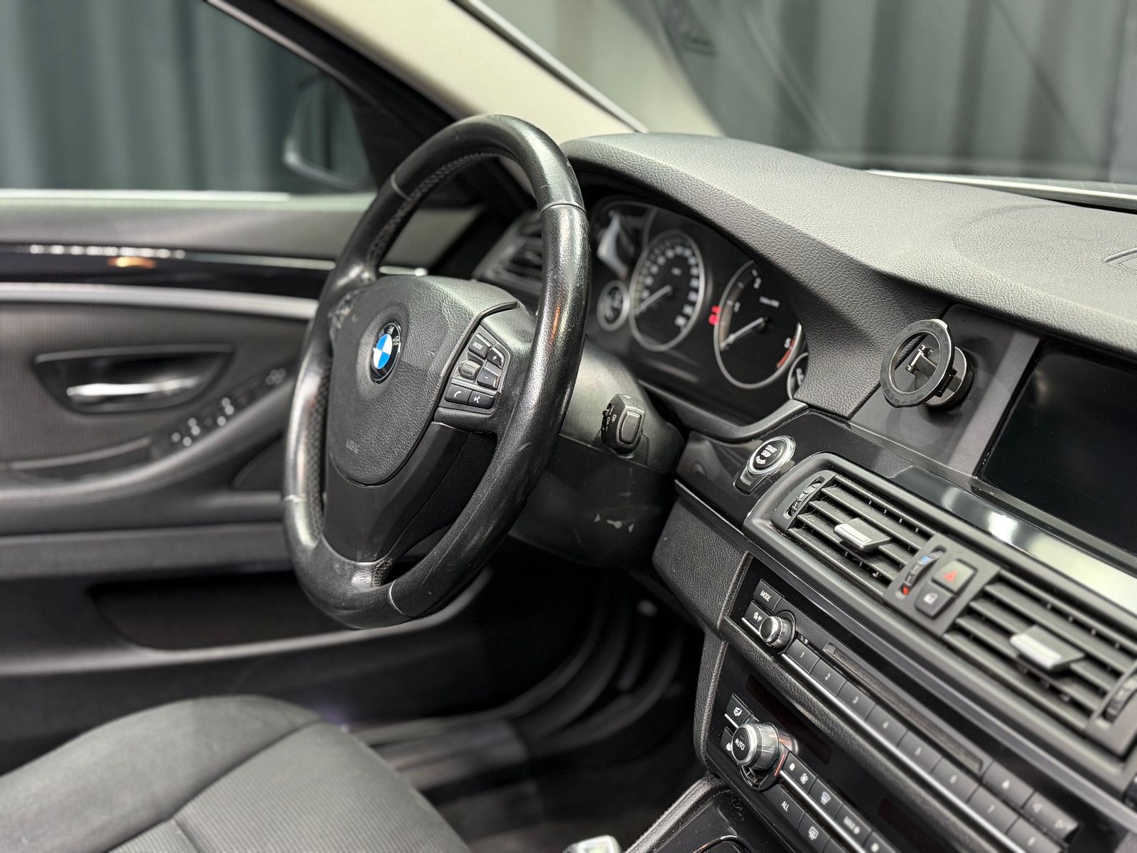 Fahrzeugabbildung BMW 530d Limousine |AUTOMATIK|PANO|NAVI|PDC