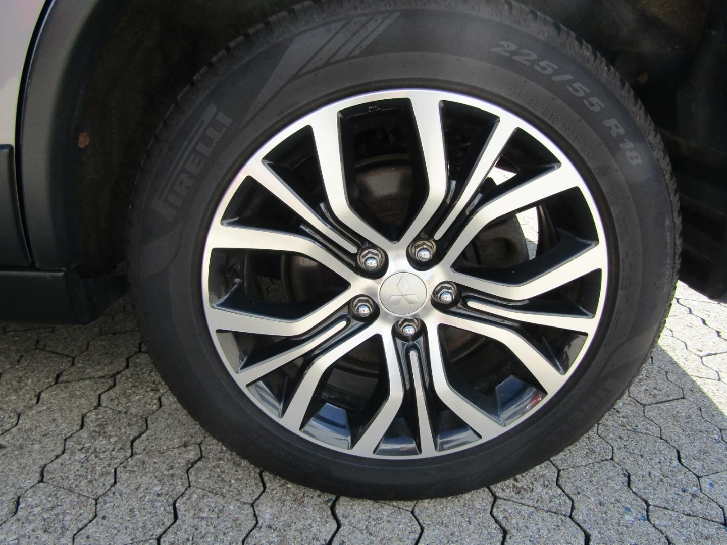 Mitsubishi Outlander Top 4WD 7-SITZER AUTOMATIK KAMERA NAVI