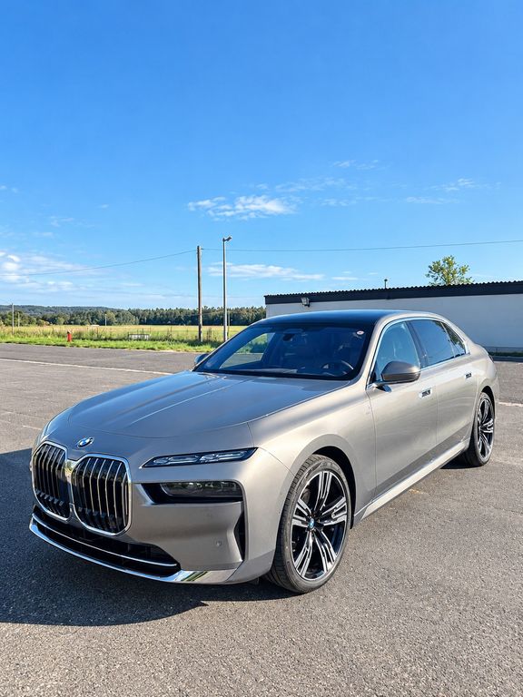 Image of BMW 740