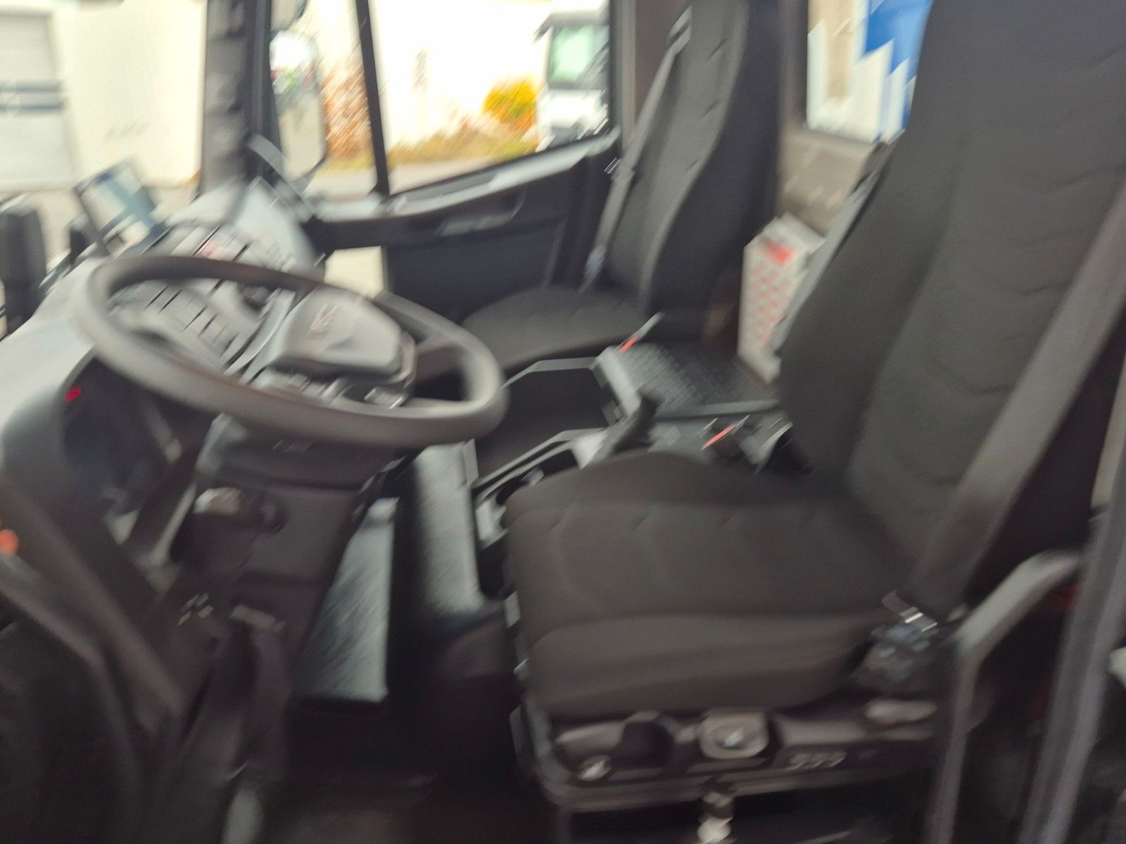 Fahrzeugabbildung Iveco Eurocargo ML150E32WS 4x4 Kran HMF 1130K Funk AHK