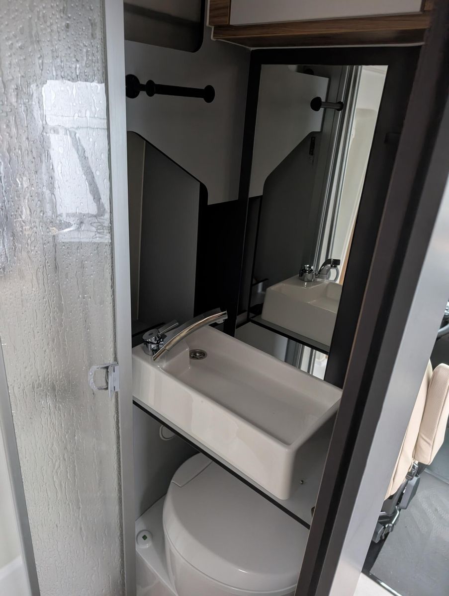Fahrzeugabbildung Karmann Dexter 4x4 DE 570 AW AHK, Allrad, RFK, Alufelgen