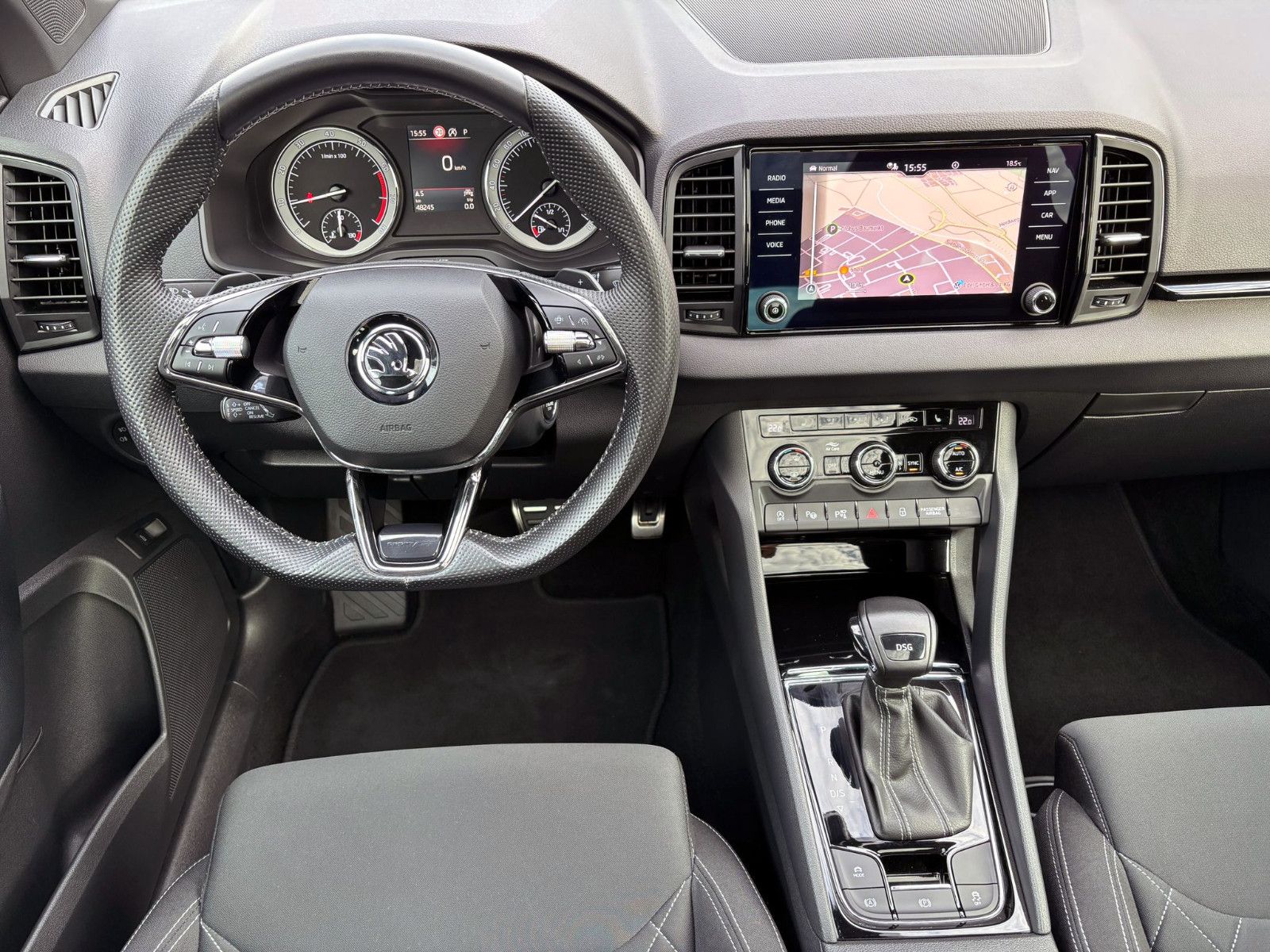 Fahrzeugabbildung SKODA Karoq 1.5TSI DSG SPORTLINE ACC 360° PANO AHK LED