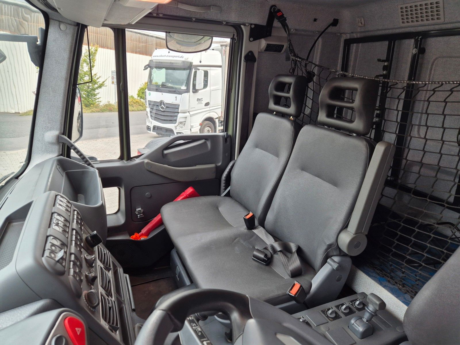 Fahrzeugabbildung Iveco Eurocargo ML100E22WM-BW 4x4 Pritsche L-Haus Bett
