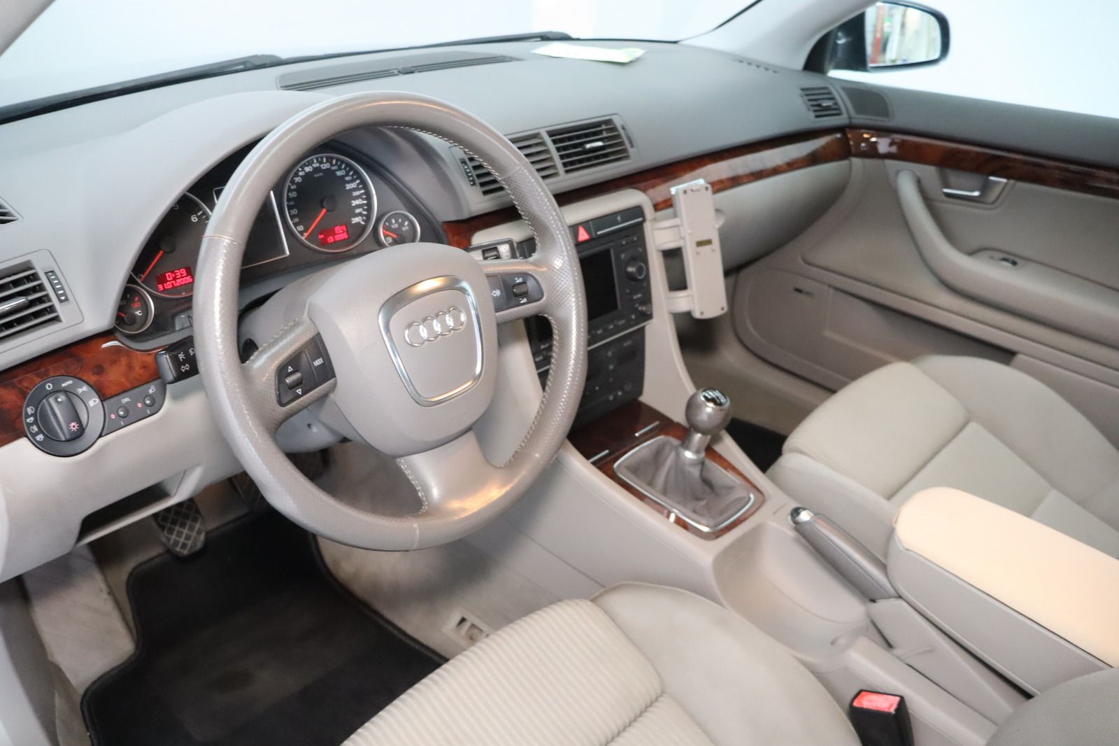 Fahrzeugabbildung Audi A4 Avant 3.2 V6 quattro * Navi * Xenon *