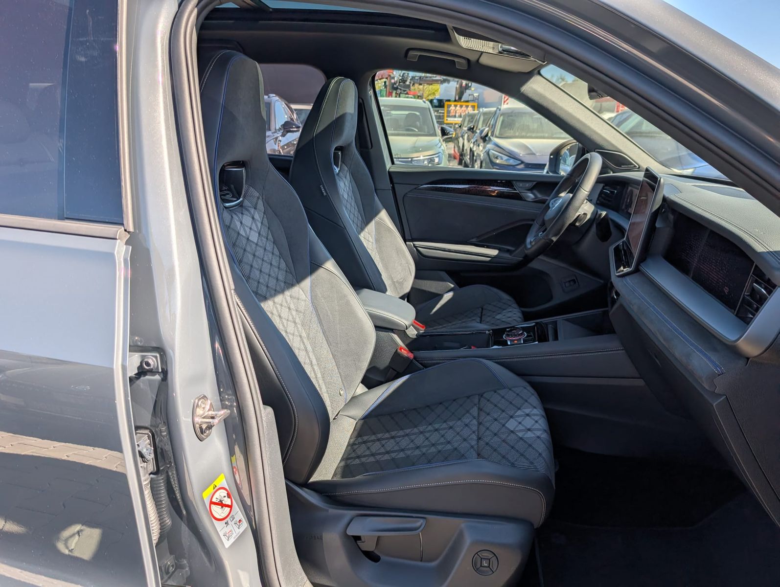 Fahrzeugabbildung Volkswagen Tayron 2.0TDI 4M R-Line 7Si*MATRIX*AHK*PANO*H&K