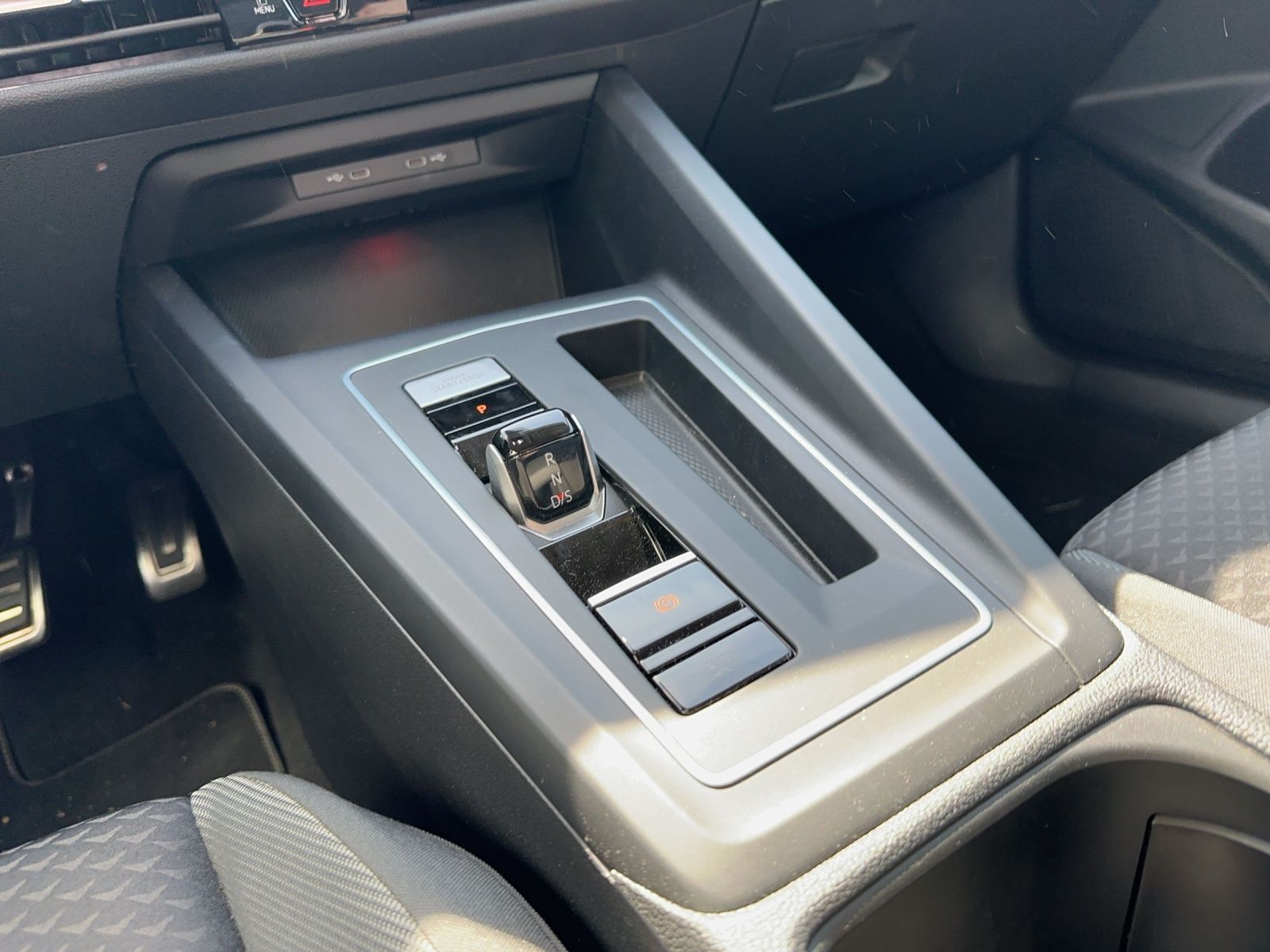 Fahrzeugabbildung Volkswagen Golf VIII Variant eTSI Active DSG NAVI LED AppCo