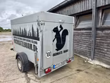 Agados Kofferanhänger 1.200 kg | gebremst | 100 kmh - Kofferanhänger