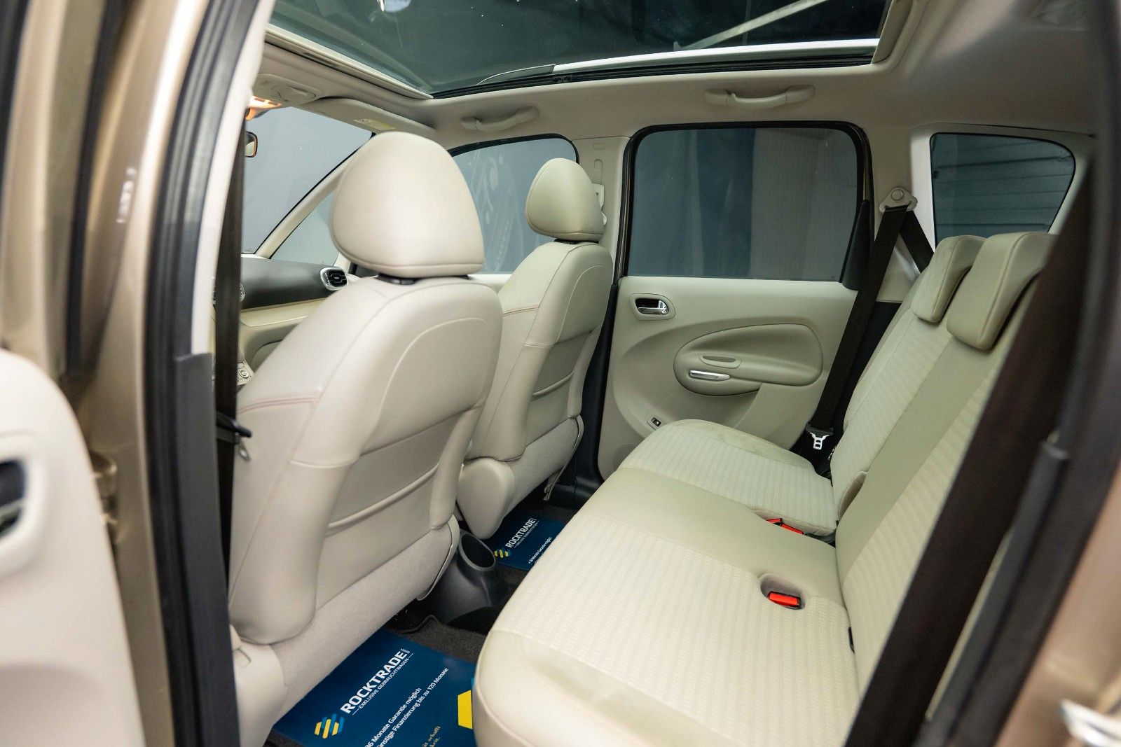 Fahrzeugabbildung Citroën C3 Picasso Exclusive Black Paket *1.Hand*Pano*