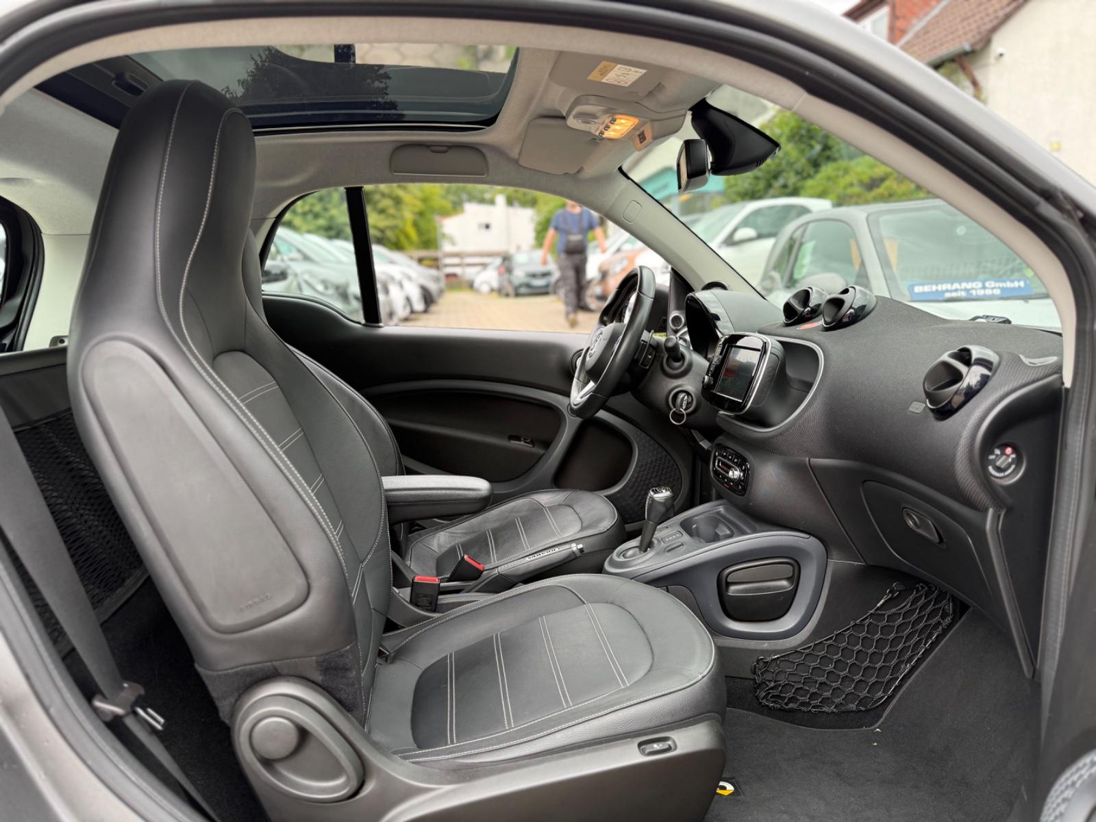 Smart ForTwo BRABUS*JBL*PANORAMA*KAMERA*NAVI*AMBIENTE*