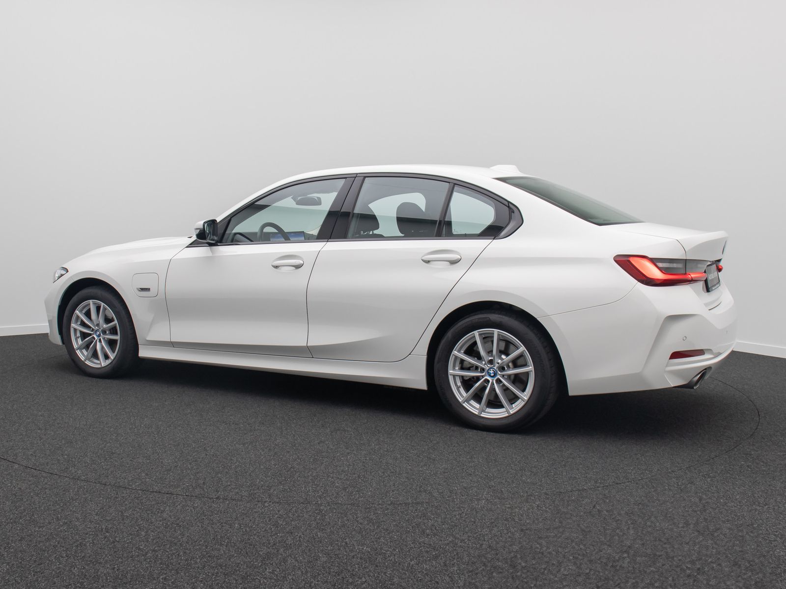 Fahrzeugabbildung BMW 330e GeschwindigReg PDC CockpitPlus DAB Sport