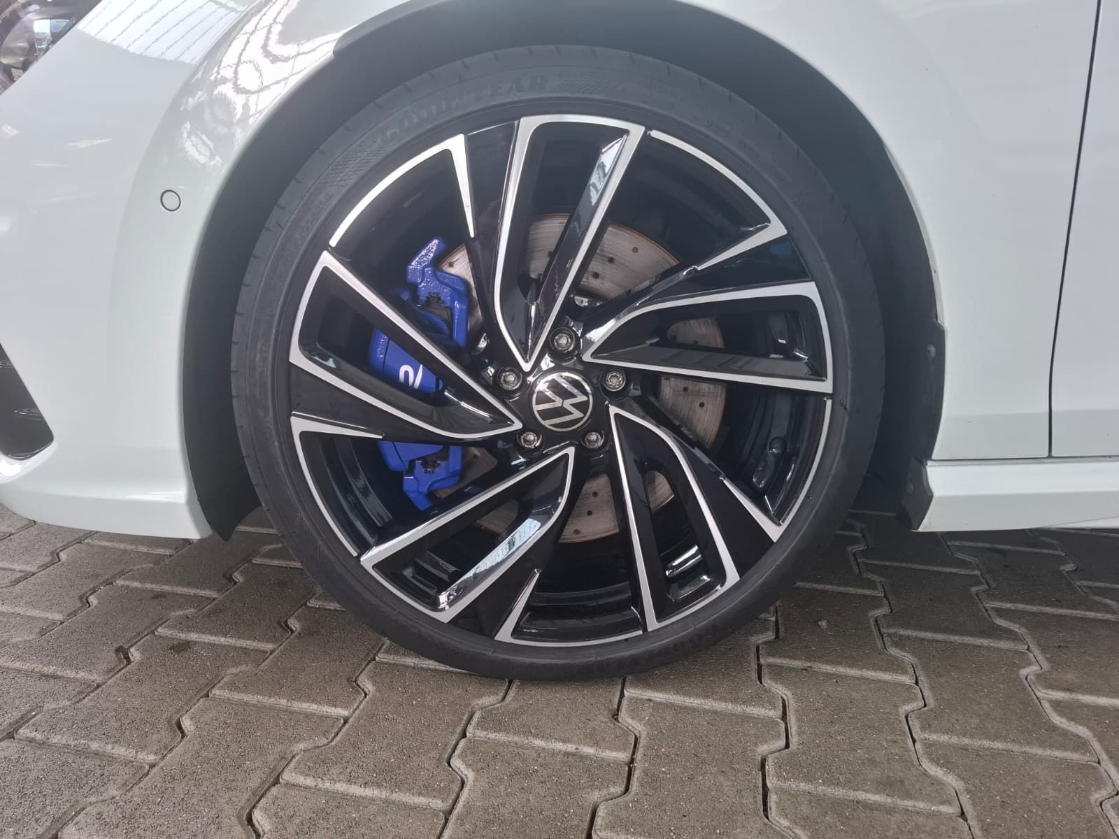 Fahrzeugabbildung Volkswagen Golf VIII Lim. R 2,0 TSI DSG 4M + ACC + IQ.Light