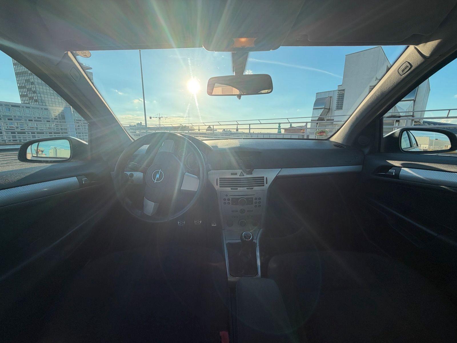 Opel Astra 2005 — interior