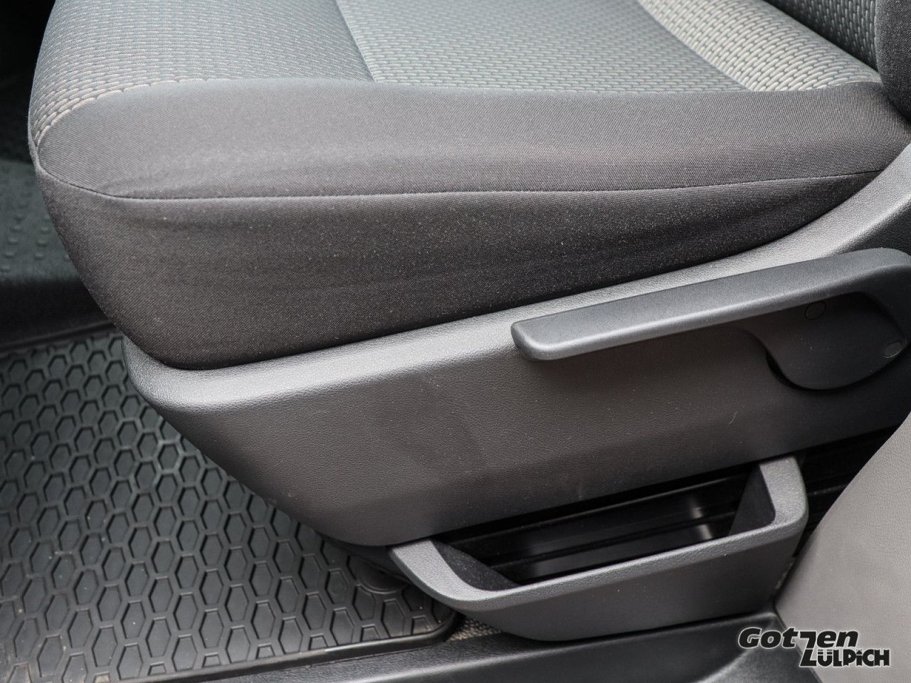 Fahrzeugabbildung Volkswagen T6.1 Transporter Kombi 2.0 TDI Klima 9-Sitzer ZV