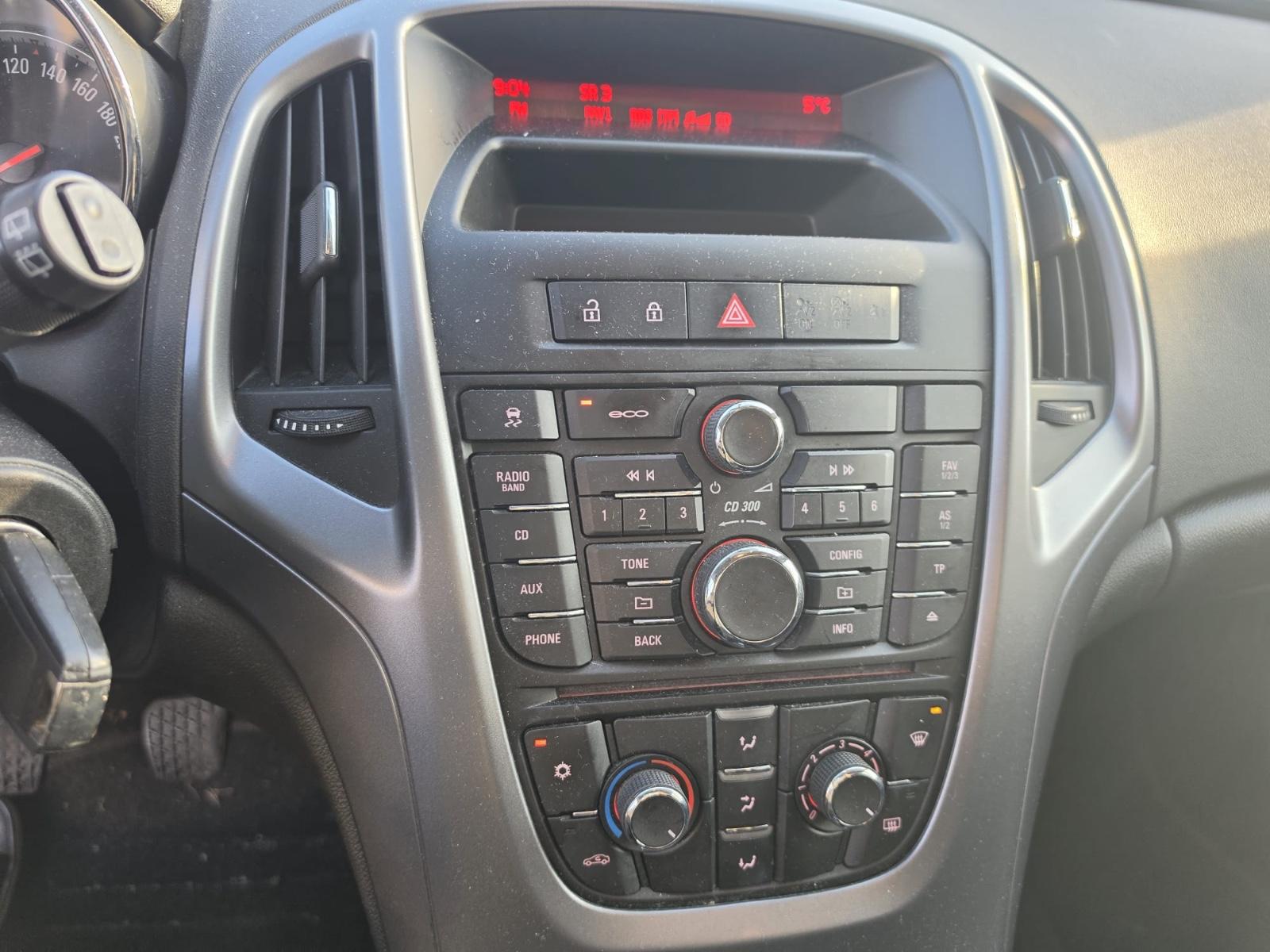 Opel Astra 2013 — photo 9