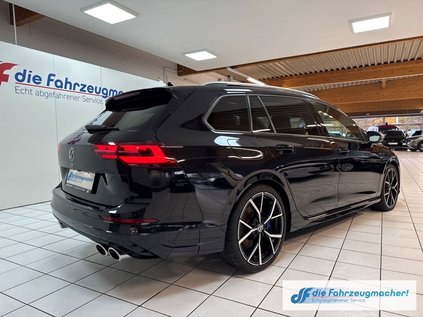 Fahrzeugabbildung Volkswagen Golf VIII Variant R Line 4Motion HUD AD AHK-klap