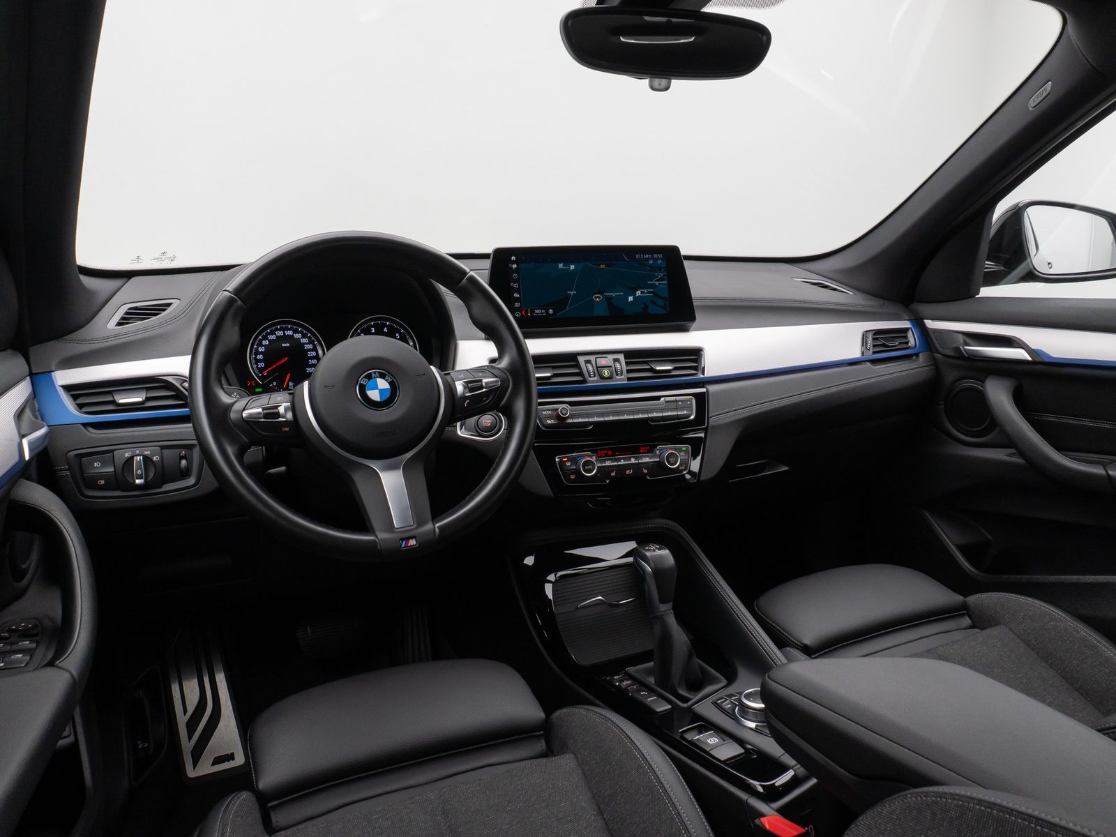 Fahrzeugabbildung BMW X1 xD25e M Sport Kamera HUD DAB HiFi Alarm 19Zol