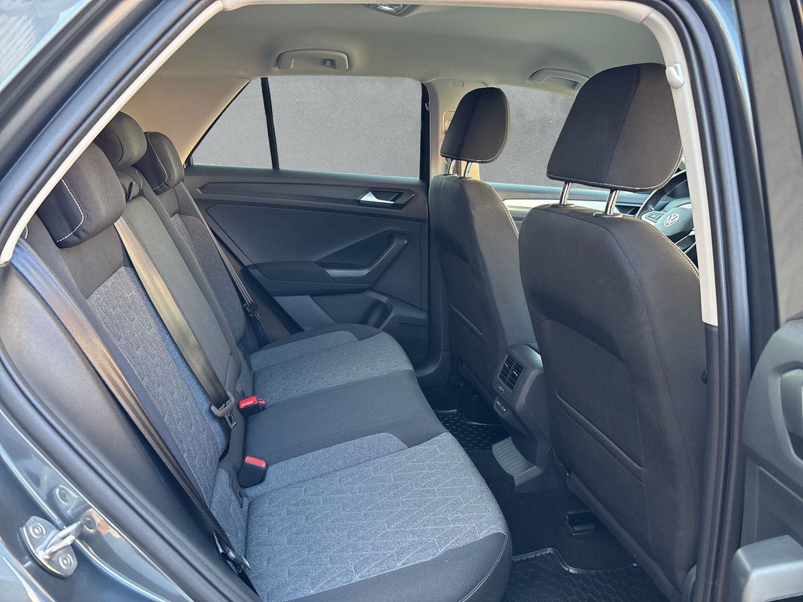 Fahrzeugabbildung Volkswagen T-Roc Move 2.0 TDI DSG AHK RFK App-Connect