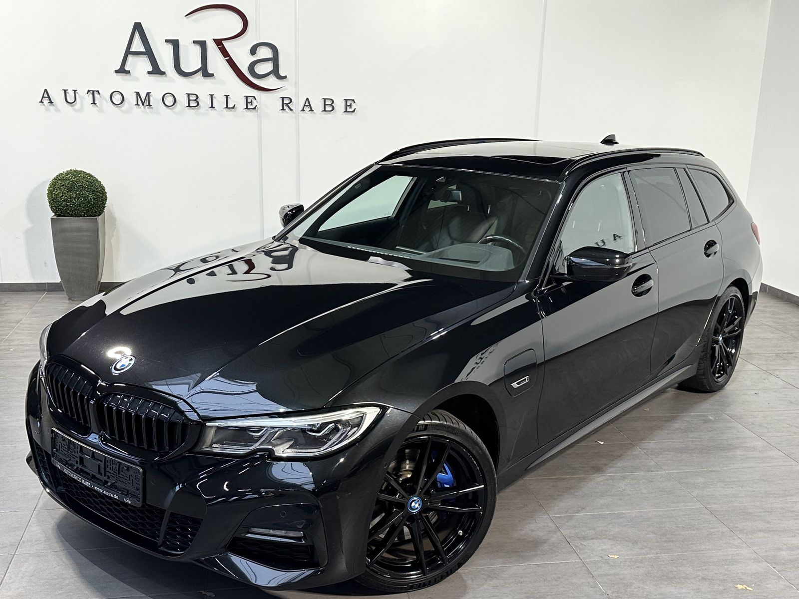 Fahrzeugabbildung BMW 330e Touring xDrive M-Sport NAV+LASER+PANO+HUD