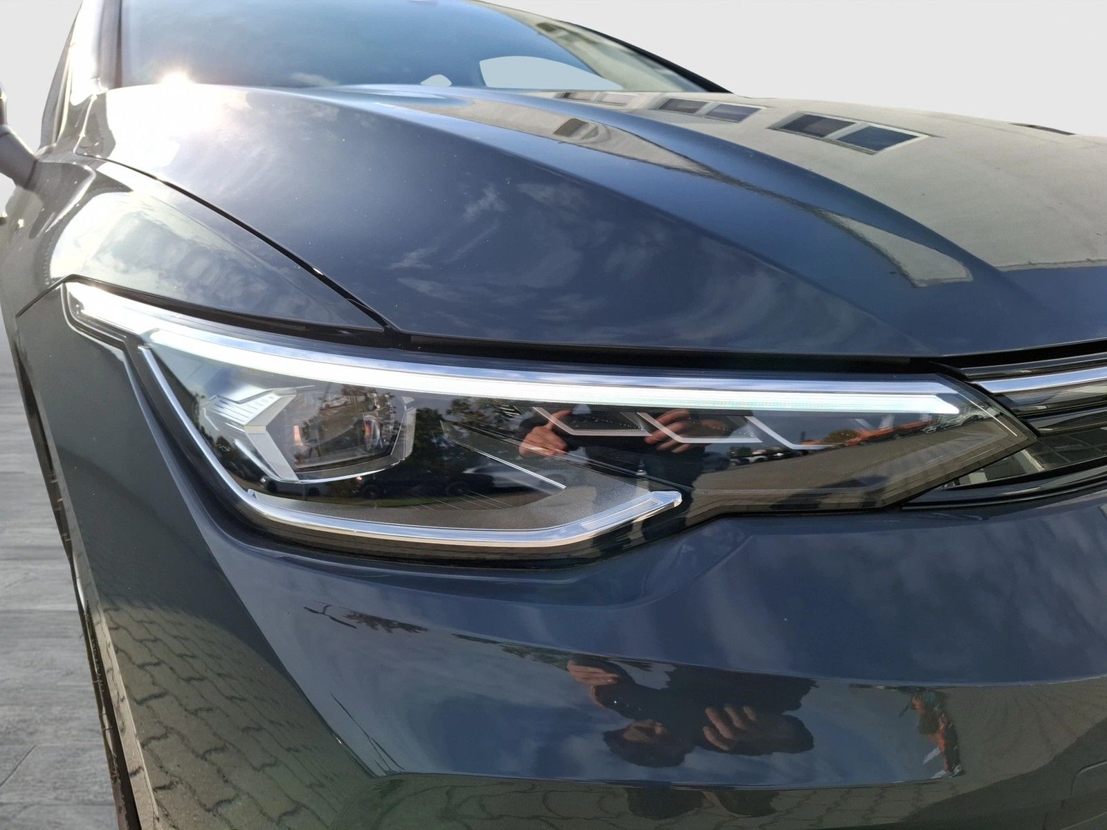Fahrzeugabbildung Volkswagen Golf VIII Variant TSI Life LEDplus Navi AID ACC